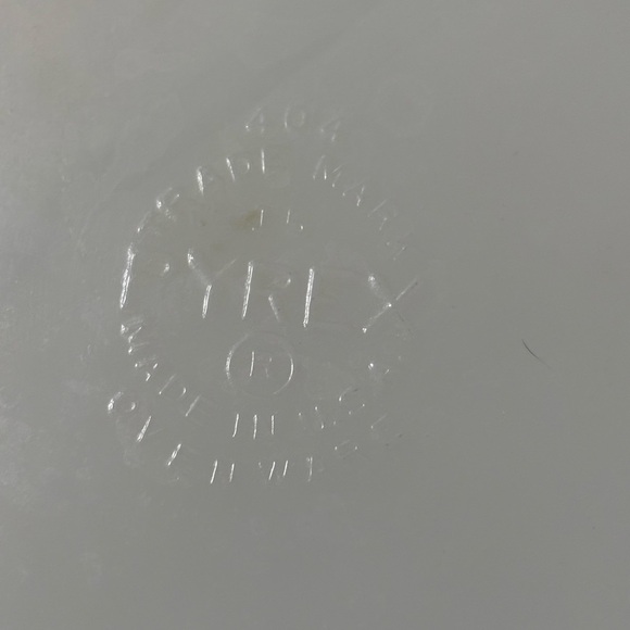 Vintage Pyrex Yellow 4 Quart Bowl - Picture 3 of 3